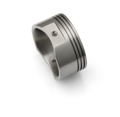 Wedding rings with engagement ring set piston