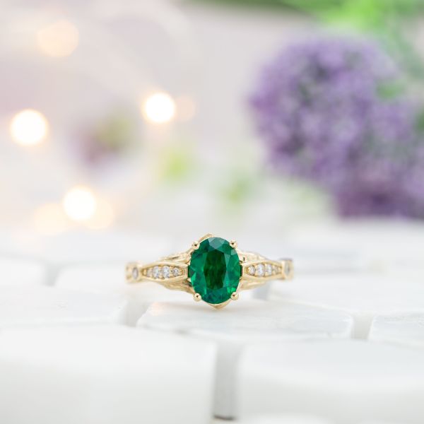 用实验室制造的中心石通常可以节省数千美元。这枚华丽的戒指总共不到2000美元，如果是开采的祖母绿，可能要多花2000到7000美元。
