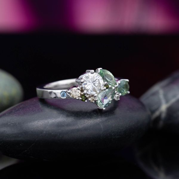 一簇精致的宝石融合了蒙大拿蓝宝石、钻石和海蓝宝石的色调。