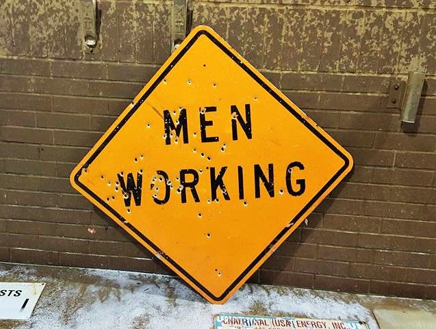 Graphics and More 22.9 x 15.2 cmCaution Men Working Metal Sign 