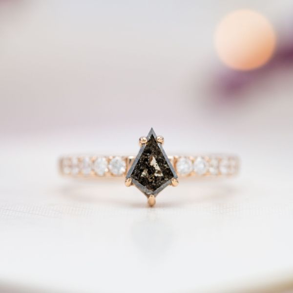 风筝切割盐和胡椒钻石订婚戒指与优雅的玫瑰金柄。
