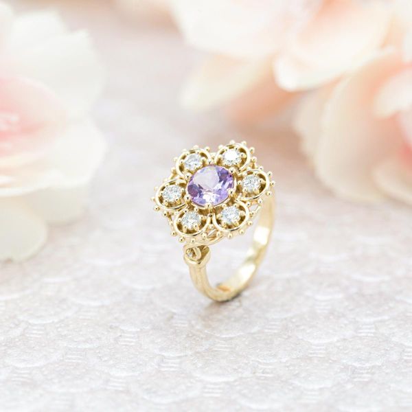 一枚大胆的订婚戒指，镶有法国玫瑰紫水晶和钻石。