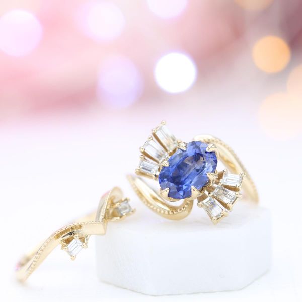 一枚大胆的、以海洋为灵感的蓝宝石订婚戒指，镶有以贝壳形状为灵感的长形钻石。