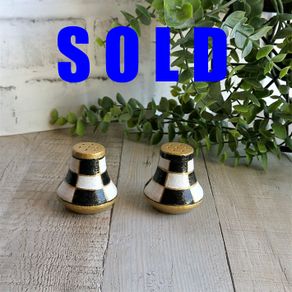 https://images.custommade.com/5UslCcipTpcqWuOp2j_ceE1WlAI=/292x292/custommade-photosets/357d0a03613e3ca_courtly_checks_salt_and_pepper_shaker_rm0019_sold.JPG