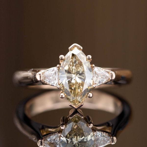 这颗0.96吨的marquise cut棕色钻石带有温暖的白兰地/香槟色，与玫瑰金完美搭配。