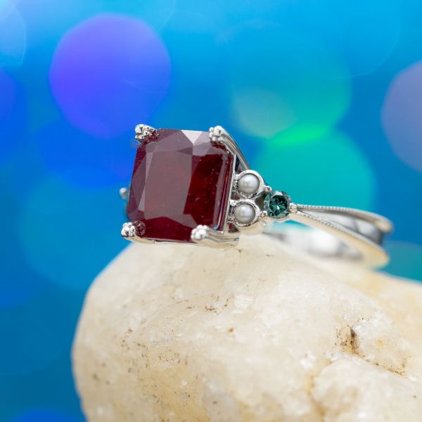来自这位客户旅行的宝石的优雅组合:一个大的红宝石中心与种子珍珠和蓝色钻石口音。