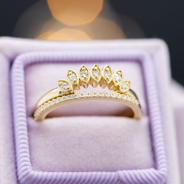 一套新娘套装的设计是为了增强这位客户的纸牌戒指，在头饰的曲线和闪闪发光的现代，微妙的采取。