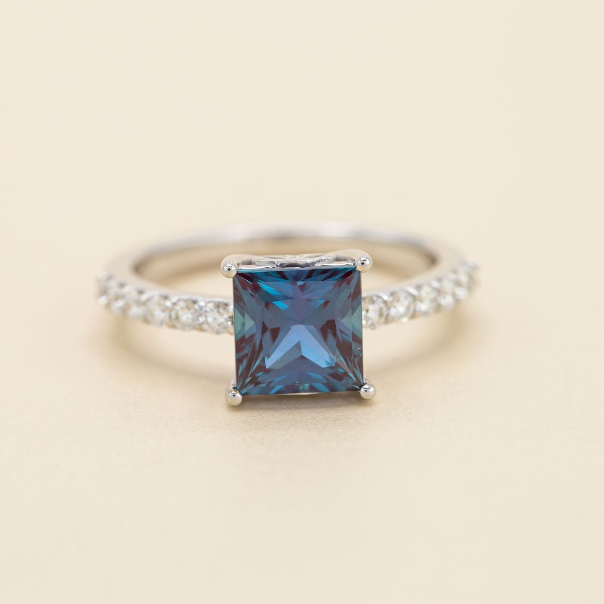 How to pick the perfect alexandrite | CustomMade.com