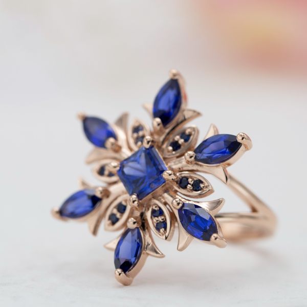 一个声明制造者雪花戒指在玫瑰金与蓝色蓝宝石。
