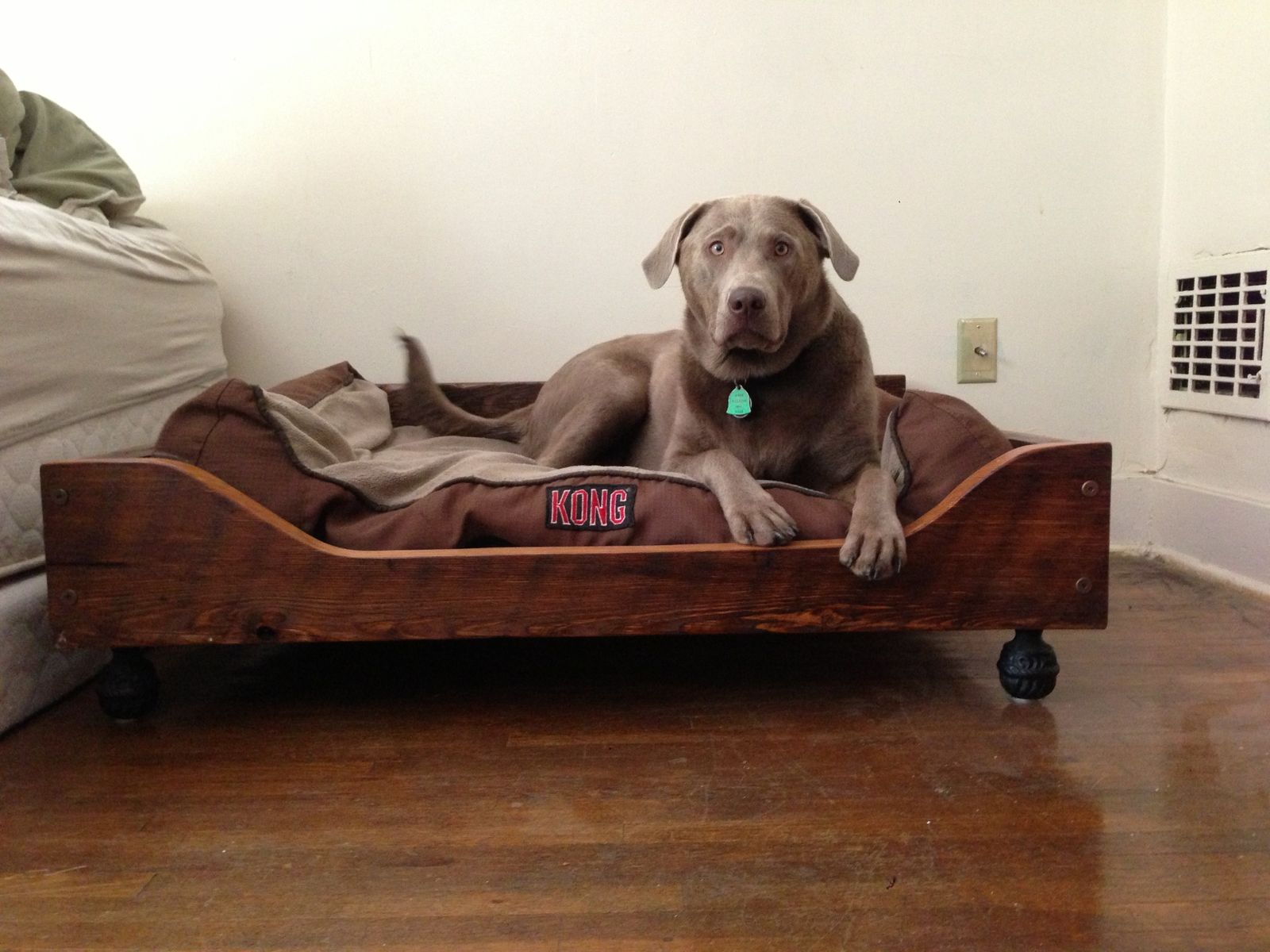 Кровать для собаки из дерева