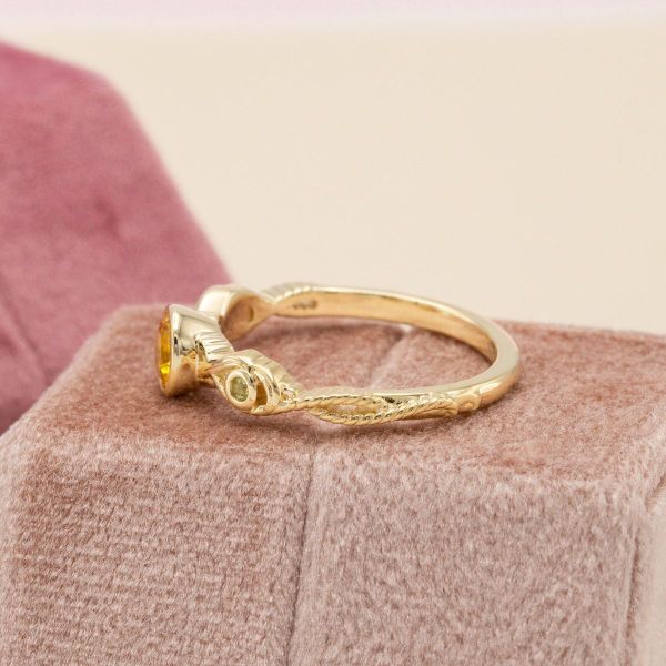 This nautical-inspired yellow gold ring features a sunny citrine and peridot accent stones with rope and wave patterns incorporated into the band.