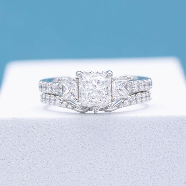 The center stone of this engagement ring is also a natural diamond.