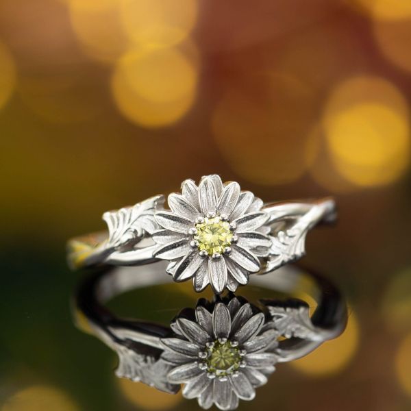 一个雕塑般的、异想天开的雏菊戒指用一颗漂亮的黄钻作为它的中心宝石。