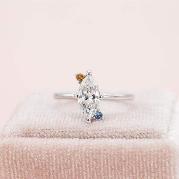 环绕的黄水晶和海蓝宝石给这枚订婚钻戒带来了冷热交替的色彩。