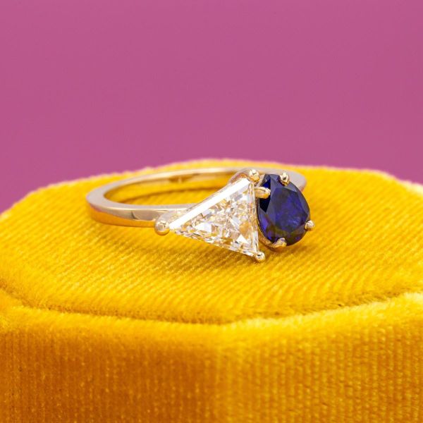 A diamond and a sapphire are at the heart of this yellow gold band.
