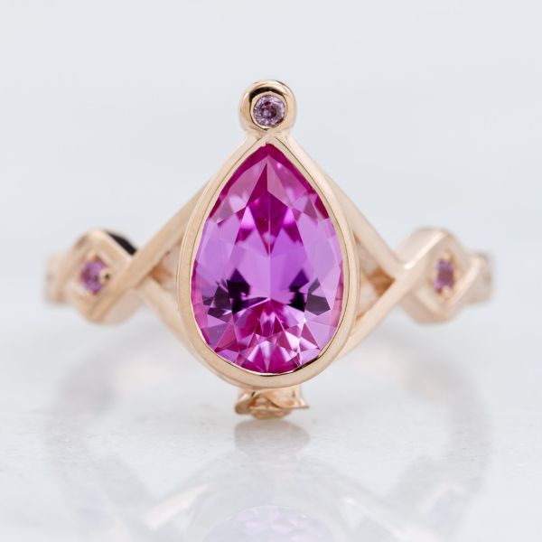 这种梨形粉红色蓝宝石的特点是颜色饱和度比摩根石更强烈，以及紫色的副色调，这是典型的粉红色蓝宝石。
