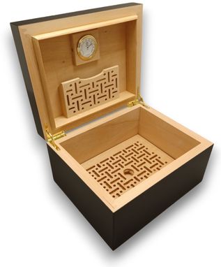 Custom Made Handcrafted Humidor With Inlaid Family Crest. Hd75-1 Free Shipping