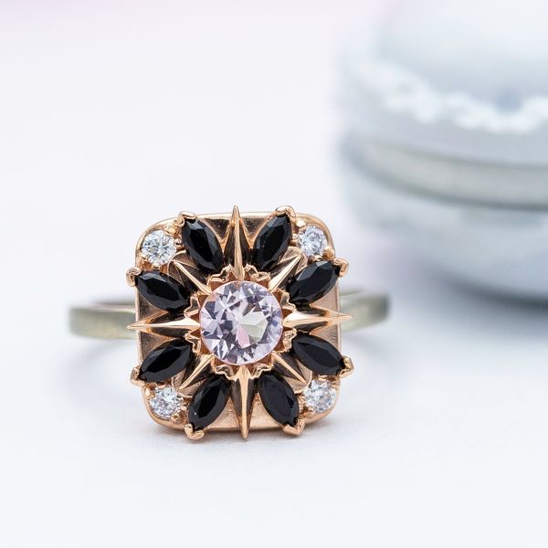 一款独特的日晒光环戒指，由德科风格的罗盘点和侯爵色缟玛瑙制成。