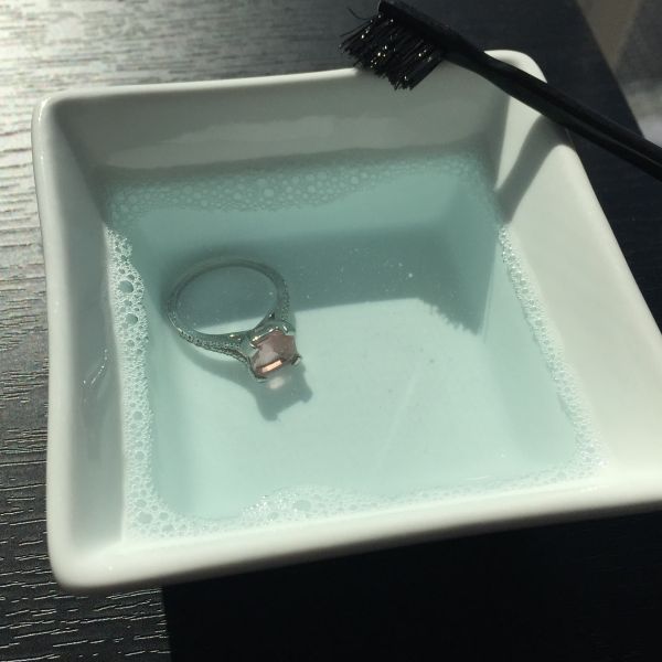 我们用一点温和的洗碗肥皂将戒指浸泡在温水中。