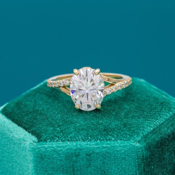 The split shank setting lined with moissanite accents makes the center moissanite shine brightly.