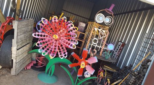 Custom Made Garden Decor Metal Outdoor Sculptures Red Flower Recycled Yard Art