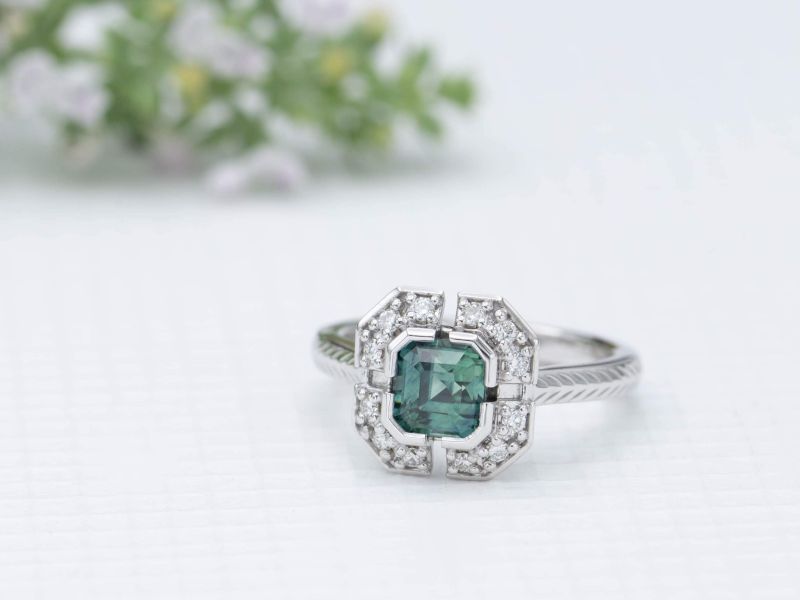 蓝宝石是最坚硬的宝石，具有如此灿烂的各种颜色，包括这个中心石头美丽的蓝绿色。