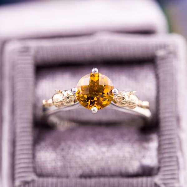 这枚戒指中间的黄玉呈琥珀色的暖色。