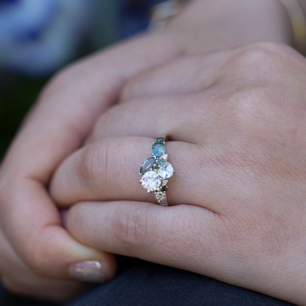 这枚戒指以冷峻的蓝色为基调，将蒙大拿州蓝宝石、钻石和海蓝宝石的多种色调融为一体。