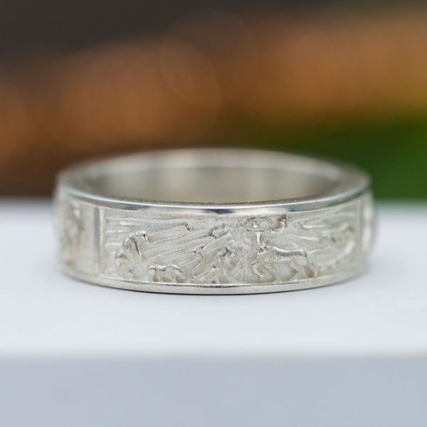 This wedding band with reliefs reminiscent of the series’s opening scenes reminds us of Game of Thrones’s epic opening score.