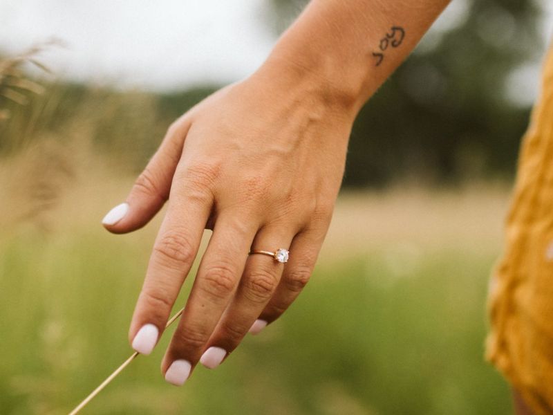 一枚美丽的钻石单人订婚戒指将维持一生的日常佩戴。
