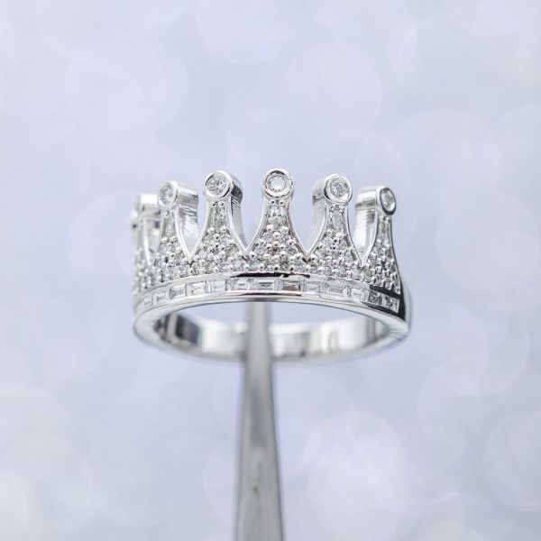 这枚戒指捕捉了王冠的经典外观，微铺钻石闪闪发光。