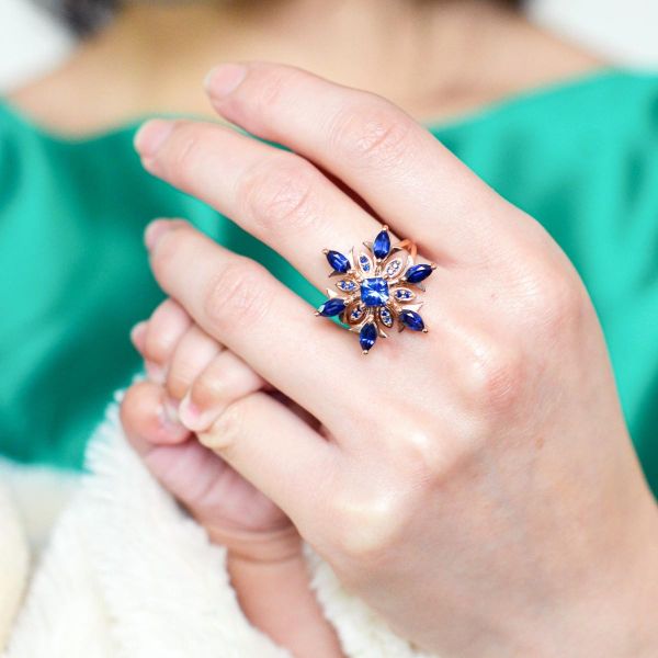 一枚玫瑰金的蓝宝石雪花戒指，纪念这对夫妇刚出生的孩子。