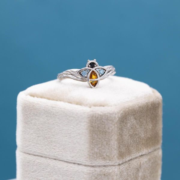 黄水晶、海蓝宝石和黑钻石组成了一个甜美的小蜜蜂戒指。