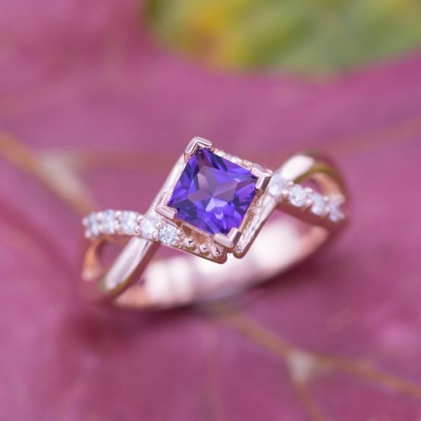 玩弄一个蔓生的传统，铺柄，这个戒指打开重叠带宽周围一个意想不到的风筝设置紫水晶。