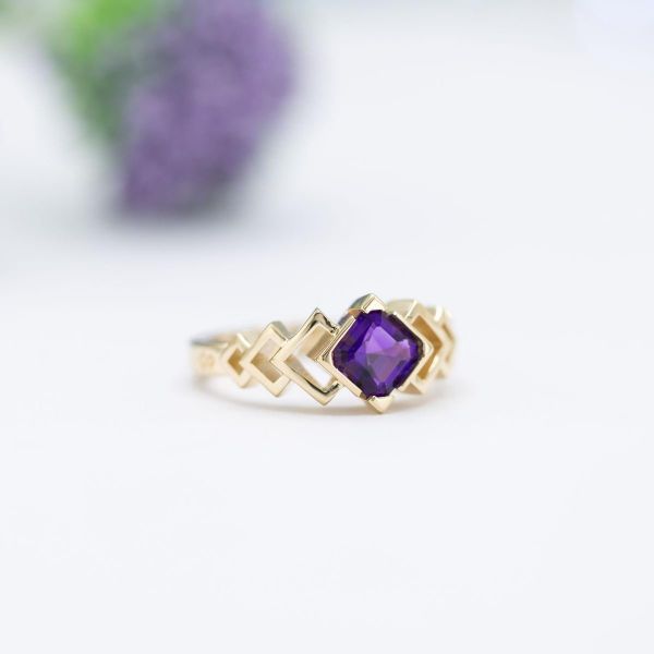 装饰艺术风格的订婚戒指，从紫水晶上波纹状的v形花纹。