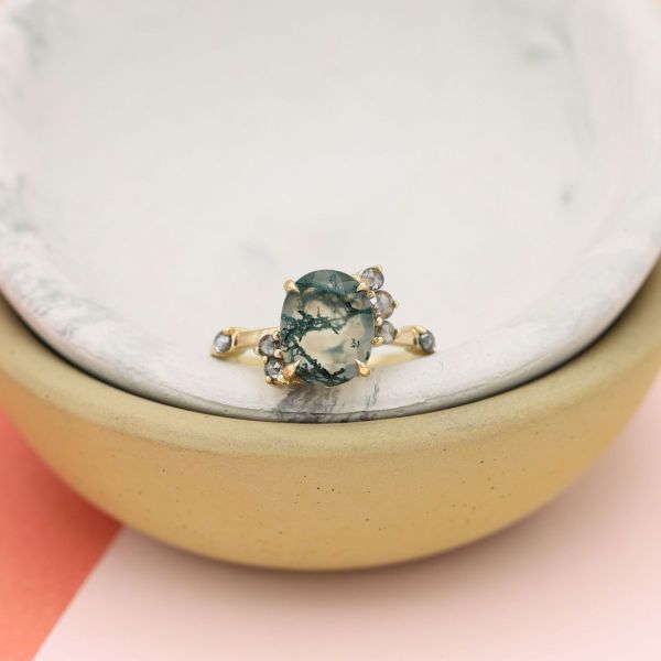This nature themed ring features a moss agate at its center.