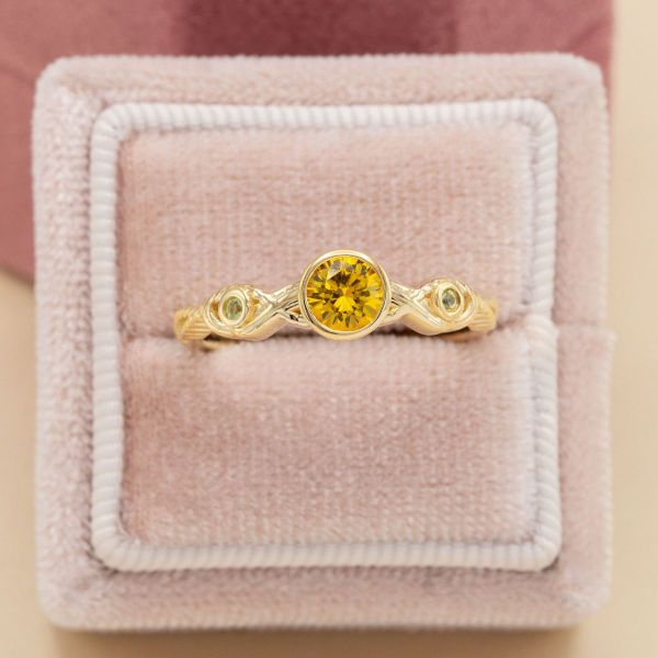 This nautical-inspired yellow gold ring features a sunny citrine and peridot accent stones with rope and wave patterns incorporated into the band.