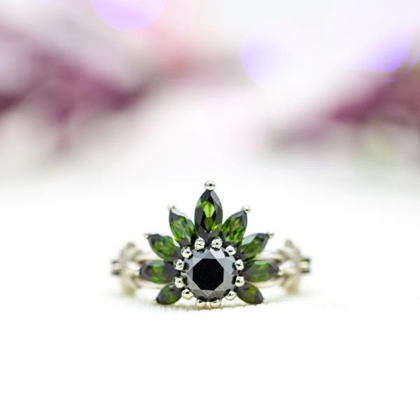在这枚独特的订婚戒指上，电气石和黑钻石结合成麻叶的形状。