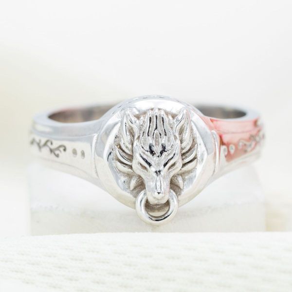 A lone wolf in white gold guards the heart of this gentleman’s engagement ring.