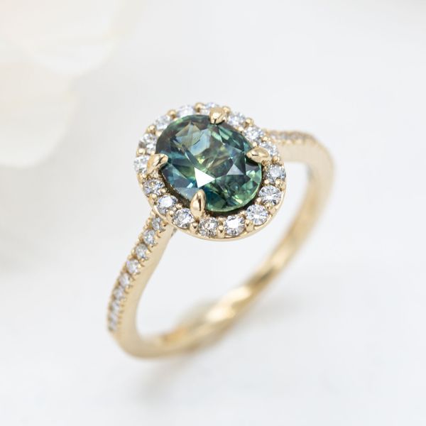 我们中的一些人对我们帮乔纳为帕特里夏的戒指挑选的这颗蓝宝石的丰富蓝绿色有点着迷。