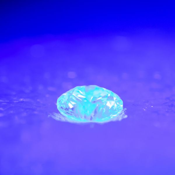 该钻石，渐变为中等荧光，响应着蓝色光芒的黑光。