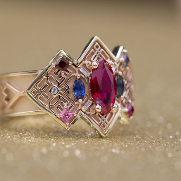 这枚大胆而独特的戒指是为结婚20周年重温誓言而设计的。婚纱设计以中国风格的几何细丝为特色，与他们婚礼的地点和主题保持一致。