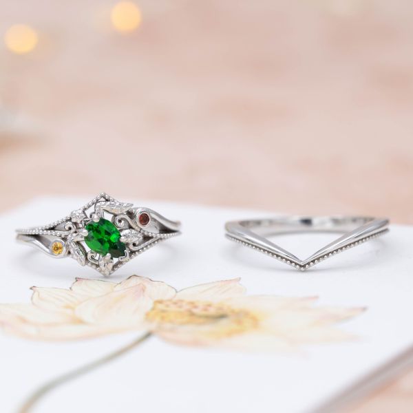 一个精致的结婚戒指框架的独特形状的海龟订婚戒指完成新娘套装。