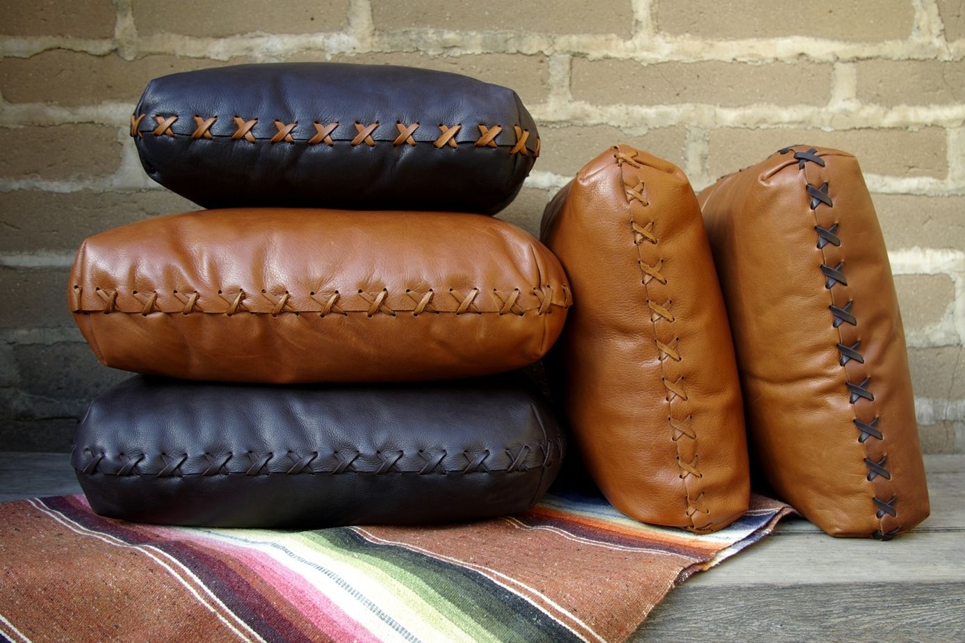 кожаные подушки на диван